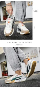 Détail macro de baskets rétro pour hommes avec semelles en caoutchouc et panneaux en daim