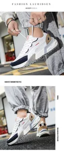 Détail de baskets de mode blanches pour hommes avec mesh et semelle épaisse antidérapante