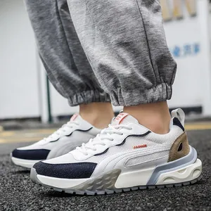 Baskets tendance pour hommes en blanc avec détails bleu et kaki, style urbain chic