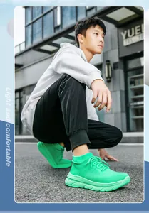 Détail de chaussure de sport en maille légère avec semelle amortissante vert vif