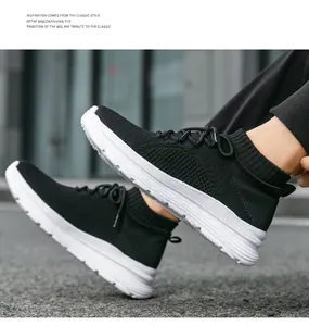 Gros plan sur des baskets en maille respirante noire avec semelles épaisses blanches et col
