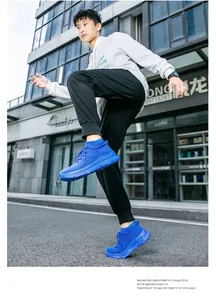 Vue détaillée de baskets montantes bleues en maille respirante pour homme en mouvement