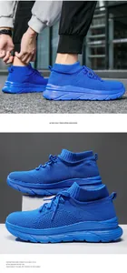 Détail de baskets chaussettes en maille bleu roi à semelle épaisse au style urbain