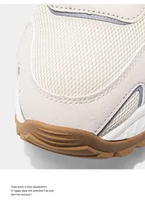 Detailopname van mesh en suède overlays op retro chunky sneakers voor heren