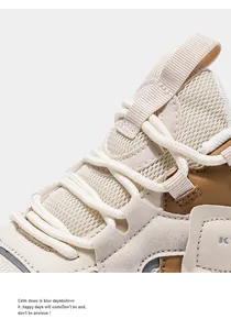 Macro detail van heren chunky sneakers met mesh textuur en suède stiksel vakmanschap