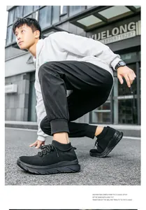 Vue de rue des baskets en maille noire pour hommes avec tissu respirant et semelles épaisses