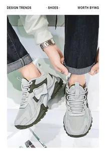 Detailopname van grijze en groene herensneakers met dikke zolen en suède details