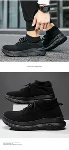Détail de la tige en maille respirante noire et de la semelle épaisse des baskets sport
