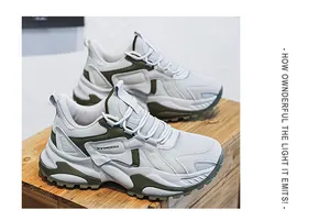 Detail van grove dad sneakers met ademend mesh en olijfgroene imitatielederen accenten