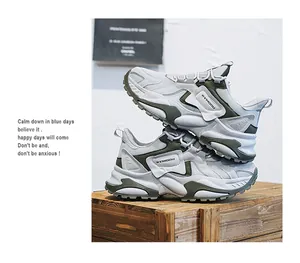Detail van grijze en olijfgroene grove dad sneakers met mesh- en leertexturen