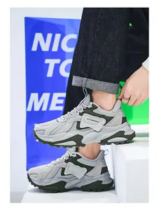 Zijaanzicht van heren mesh sneakers in grijs en groen op witte traptreden getoond