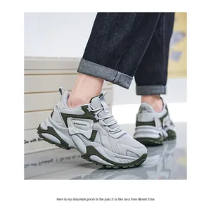 Detail van herensneakers van mesh met een dikke, duurzame rubberen zool
