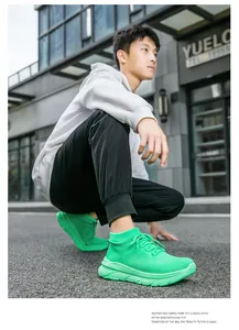Gros plan sur des baskets en maille vert fluo avec tissu respirant et semelle épaisse