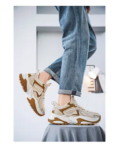 On-foot weergave van chunky heren sneakers in beige en bruin mesh met denim