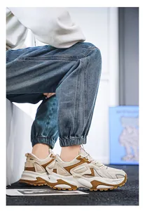 Detailopname van chunky herensneakers van mesh in beige en bruin met dikke zolen