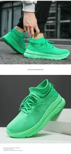 Gros plan sur baskets en tricot vert fluo respirantes avec semelle épaisse ondulée