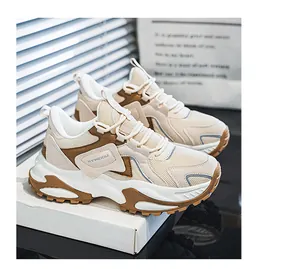 Detailopname van chunky sneakers met beige mesh en bruine synthetische lederen accenten