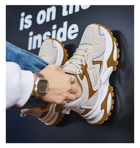 Detail van chunky retro sneakers met beige mesh en een rubberen zool met textuur