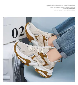 Detailweergave van heren chunky sneakers met mesh en beige patchwork ontwerp