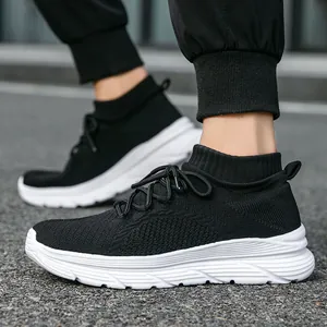 Baskets de sport respirantes en tricot noir pour hommes avec semelles blanches en caoutchouc