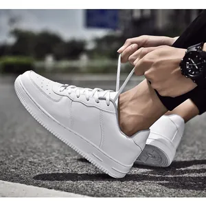 Vista dettagliata delle sneakers in pelle bianca con punta traspirante e lacci piatti