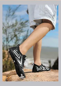 Outdoor-Wasserschuhe mit atmungsaktivem schwarzem Mesh und rutschfester Gummisohle