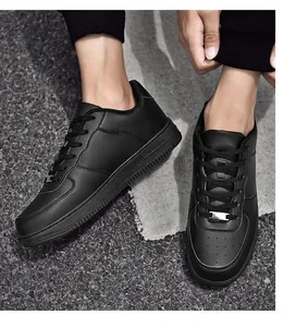 Dettaglio di sneakers in pelle nera con punta traforata e suola spessa antiscivolo