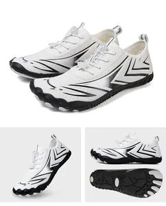 Details weißer Barfuß-Wasserschuhe mit atmungsaktivem Mesh und rutschfester Gummisohle