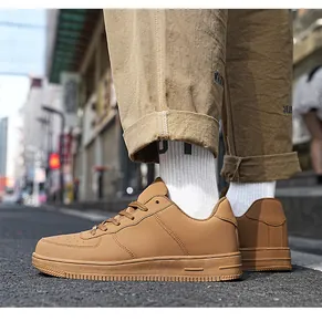Primo piano di sneakers basse marroni con suola in gomma e lacci dal design in stile street
