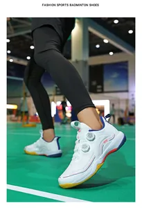 Detail des Doppel-Drehverschluss-Systems auf weißen Badmintonschuhen mit rutschfester Sohle