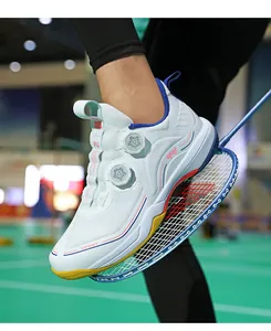 Details von Profi-Badminton-Schuhen mit doppeltem Drehverschluss und weißem Netzgewebe