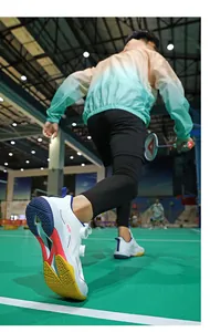 Detaillierte Untersicht professioneller Badmintonschuhe mit Doppel-Drehverschluss-System