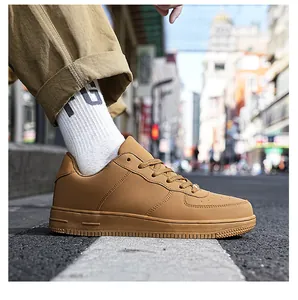 Dettaglio di sneaker casual kaki con punta traforata traspirante e suola in gomma spessa