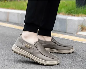 Détail de la chaussure décontractée gris-brun en tissu texturé avec semelle à vagues