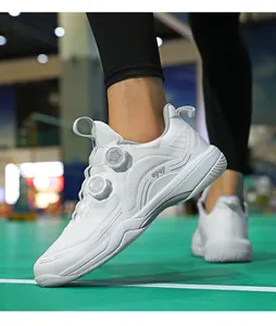 Details weißer Sportschuh mit Doppel-Drehverschlüssen für Profi-Hallen-Training
