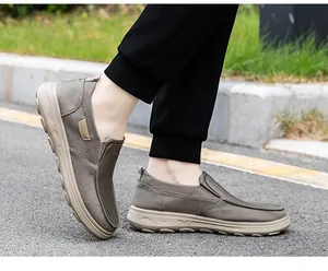 Détail de chaussures décontractées pour hommes en tissu taupe avec semelle EVA épaisse