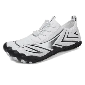 Scarpe da scoglio bianche con motivi neri e suola in gomma antiscivolo ad asciugatura rapida