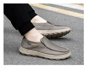 Détail de chaussures en toile grise pour hommes avec semelle épaisse et patch en cuir