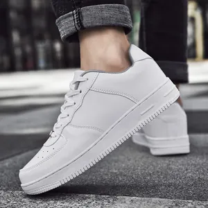 Sneaker casual da uomo bianche con punta traforata traspirante e suola spessa in gomma