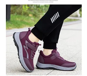 Detail der dunkelvioletten Walkingschuhe mit atmungsaktivem Mesh und Klettverschluss