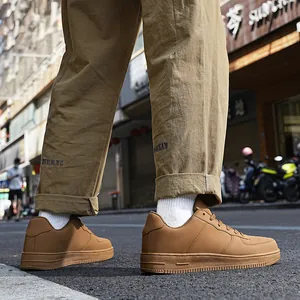 Sneaker basse rétro kaki con suole in gomma spessa in un ambiente urbano all'aperto