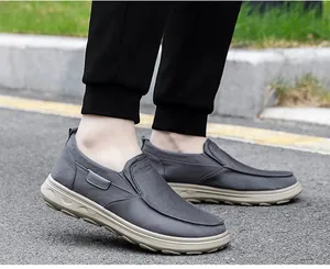 Gros plan de chaussures à enfiler grises respirantes avec semelles antidérapantes