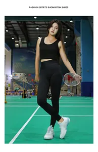 Damen Badminton Schuhe mit seitlicher Stütze in einer Indoor-Sporthalle professionell