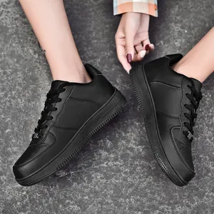 Sneaker casual nere da uomo in ecopelle traspirante con un classico design stringato