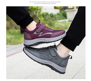 Detailaufnahme von Walkingschuhen mit Klettverschluss und atmungsaktivem Mesh-Gewebe