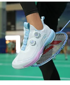 Detailansicht der Doppel-Drehverschlüsse und des Mesh-Obermaterials am Badmintonschuh