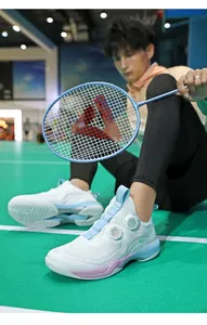 Detailansicht der Sportschuhe mit dualem Drehverschluss-System für das Training