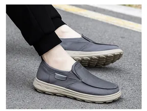 Gros plan de chaussures grises sans lacets pour hommes avec semelles en caoutchouc beige