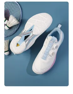 Detail von Profi-Badmintonschuhen mit doppeltem Drehverschluss und atmungsaktivem Mesh