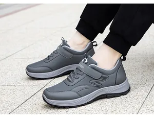 Seitenansicht grauer Walking-Schuhe für Damen mit Klettverschluss und rutschfester Sohle